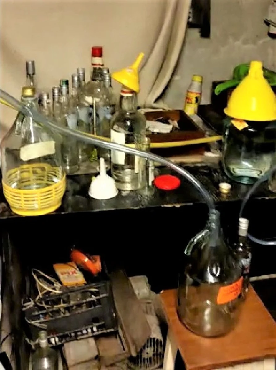 Sądeccy policjanci zlikwidowali przydomową, nielegalną bimbrownię. Podczas przeszukania pomieszczeń gospodarczych użytkowanych przez 36-latka, funkcjonariusze znaleźli między innymi urządzenia i akcesoria służące do produkcji alkoholu etylowego oraz duże plastikowe zbiorniki z zacierem.