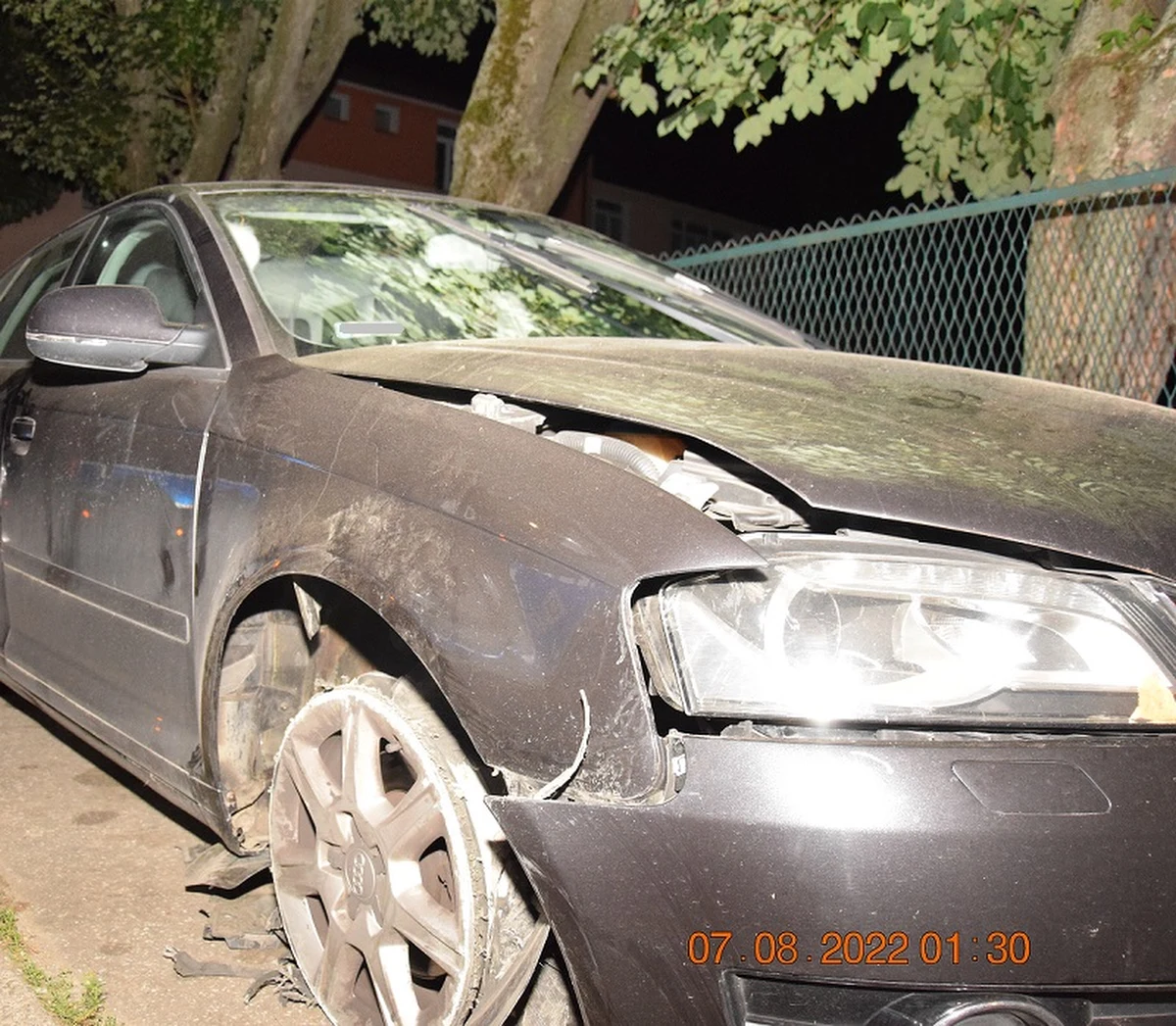 W sobotnią noc, nietrzeźwa nowotarżanka, wracając do domu z imprezy, uszkodziła kilka samochodów. Następnie zaparkowała przed blokiem i poszła do mieszkania. Po chwili, do jej drzwi zapukali policjanci. Badanie 22-latki wykazało u niej 1,75 promila alkoholu.