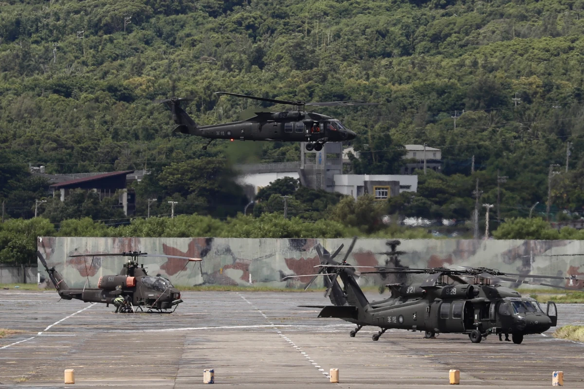 16 chińskich myśliwców naruszyło linię mediany Cieśniny Tajwańskiej - poinformował resort obrony Tajwanu. Dodano, że w okolicach Tajwanu pojawiło się również 29 dodatkowych chińskich samolotów wojskowych, a także 10 okrętów wojennych.