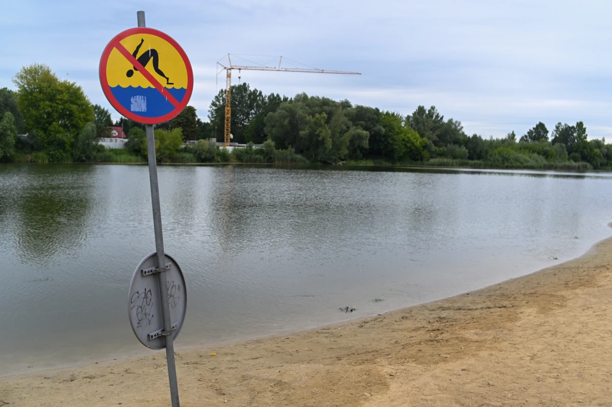 Od początku wakacji strażacy interweniowali ponad 1,7 tys. razy na akwenach. Odnotowano 129 utonięć oraz 67 osób rannych - powiedział rzecznik komendanta głównego Państwowej Straży Pożarnej bryg. Karol Kierzkowski. Rok temu strażacy interweniowali 990 razy, odnotowano 97 utonięć i 53 osoby ranne - dodał.