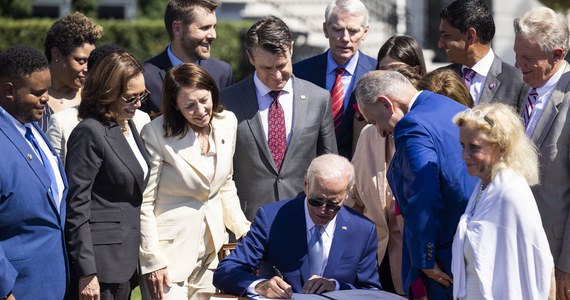 Joe Biden podpisał przełomową ustawę CHIPS and Science Act, na mocy której Stany Zjednoczone zainwestują ponad 280 mld dolarów w badania i produkcję półprzewodników w tym kraju. Ma to pomóc USA konkurować z Chinami. "Przyszłość zostanie stworzona w Ameryce" – zapowiedział Biden. 