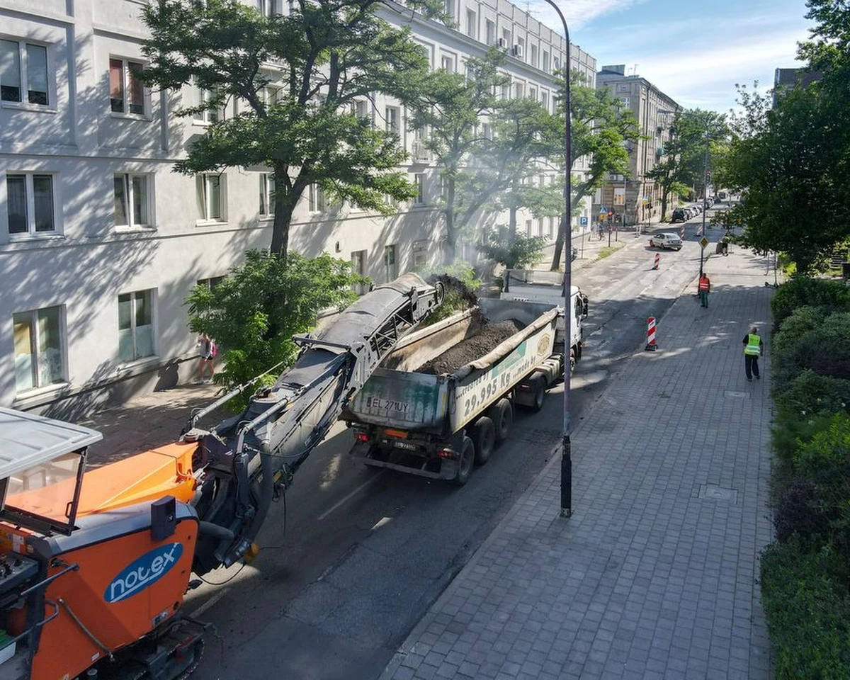 Na placu budowy pojawił się ciężki sprzęt. To oznacza, że drogowcy rozpoczęli remont  kilometrowego odcinka ul. Rewolucji 1905 r., między ul. Kilińskiego a placem Pokoju. 
