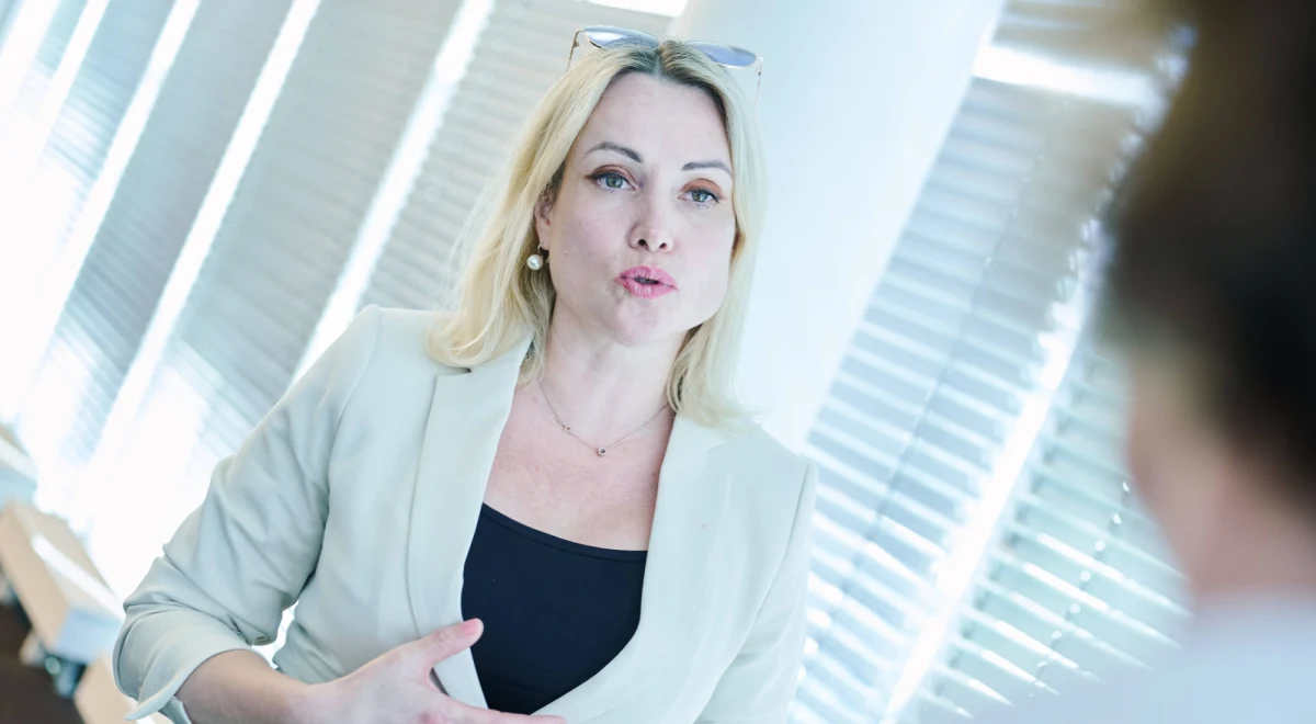 ​Rosyjskie służby weszły do mieszkania rosyjskiej dziennikarki Mariny Owsiannikowej w związku z rzekomym rozsiewaniem fałszywych informacji o armii. Owsiannikowa zasłynęła tym, że w nadawanym na żywo programie trzymała plakat z antywojennymi hasłami.