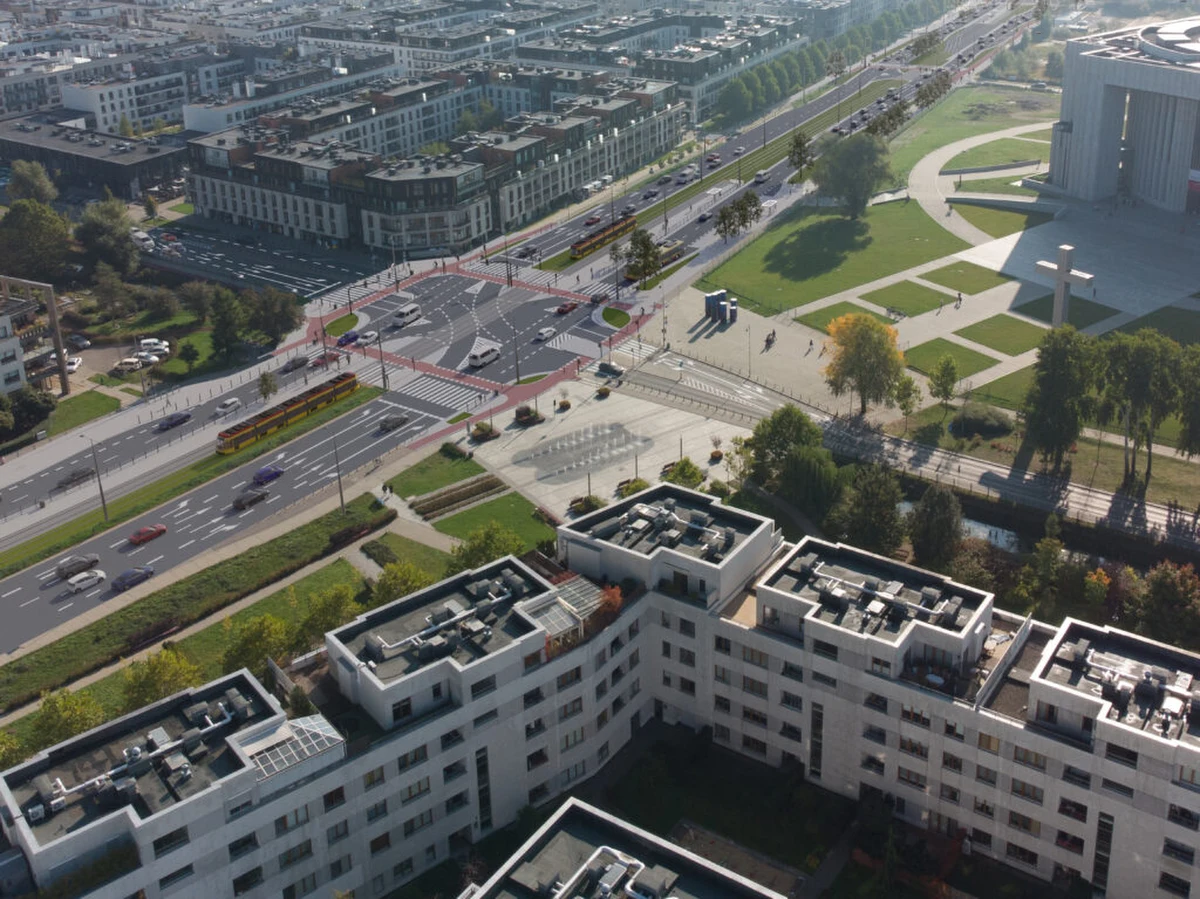 Pod koniec sierpnia mają ruszyć prace przy budowie nowej trasy tramwajowej do Wilanowa. Pierwsze składy dotrą tam na początku 2024 roku. Mieszkańcy dzielnicy dojadą do centrum w 25 minut. Wzdłuż trasy pojawią się drogi dla rowerów, nowe drzewa i zieleń.