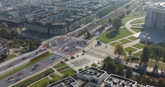 Pod koniec sierpnia mają ruszyć prace przy budowie nowej trasy tramwajowej do Wilanowa. Pierwsze składy dotrą tam na początku 2024 roku. Mieszkańcy dzielnicy dojadą do centrum w 25 minut. Wzdłuż trasy pojawią się drogi dla rowerów, nowe drzewa i zieleń.