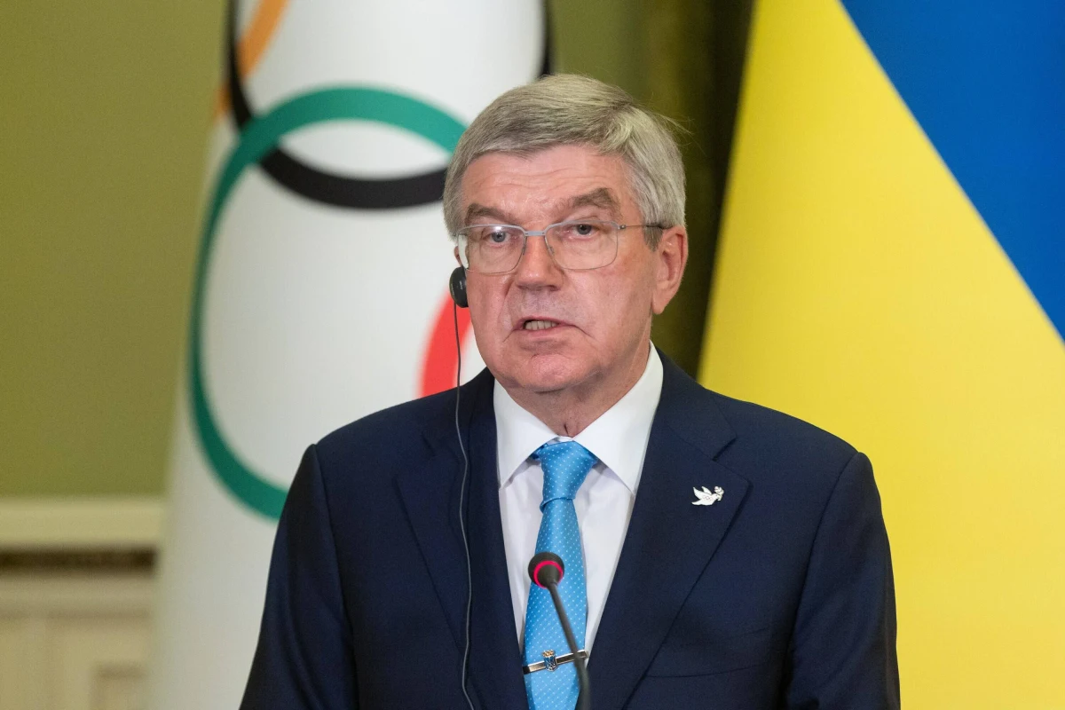 Przewodniczący Międzynarodowego Komitetu Olimpijskiego Thomas Bach powiedział, że stanowisko MKOl-u wobec sportowców z Rosji i Białorusi pozostaje bez zmian. "Bez zaproszeń do udziału w zawodach, bez hymnów, bez flag i bez barw narodowych" - zaznaczył Bach.
