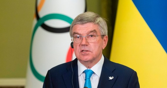 Przewodniczący Międzynarodowego Komitetu Olimpijskiego Thomas Bach powiedział, że stanowisko MKOl-u wobec sportowców z Rosji i Białorusi pozostaje bez zmian. "Bez zaproszeń do udziału w zawodach, bez hymnów, bez flag i bez barw narodowych" - zaznaczył Bach.