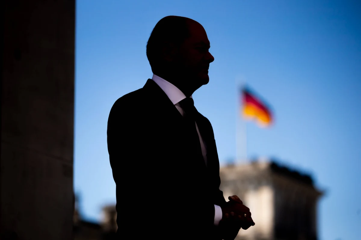 Po informacjach tygodnika "Spiegel" o odkryciu poufnych dokumentów w domowych śmieciach kanclerza Niemiec Olafa Scholza i jego żony Britty Ernst prokuratura w Poczdamie rozważa, czy otworzyć postępowanie w sprawie naruszenia tajemnicy służbowej - poinformowała stacja WDR.