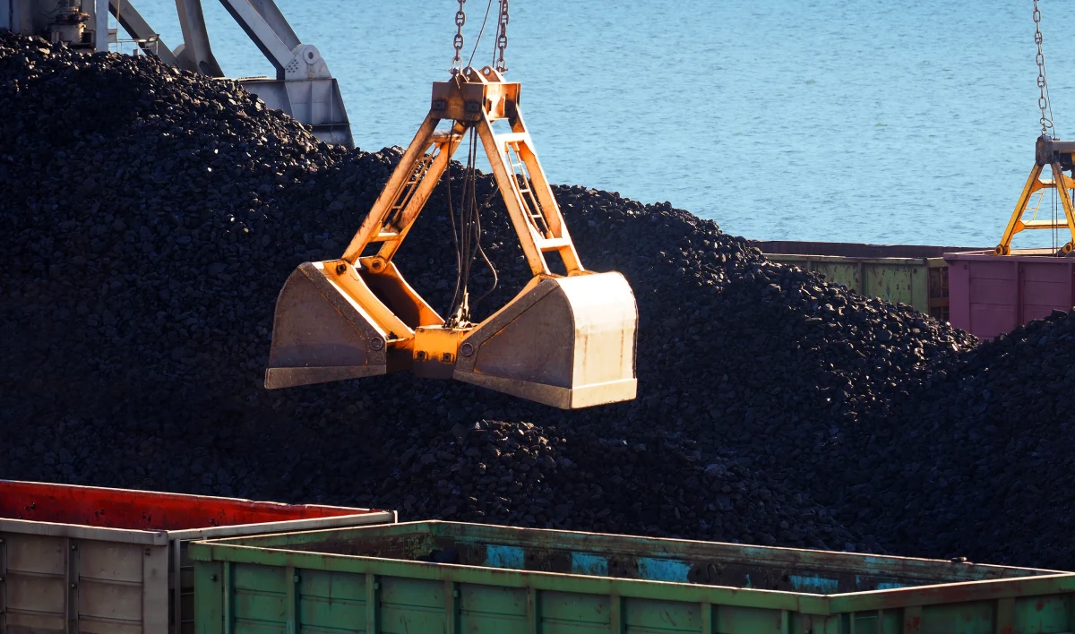 ​Koniec rosyjskiego węgla w Europie. Od dzisiaj unijne firmy nie mogą importować tego surowca z Rosji. To efekt piątego pakietu sankcji nałożonych w kwietniu na Rosję w związku z jej agresją na Ukrainę.