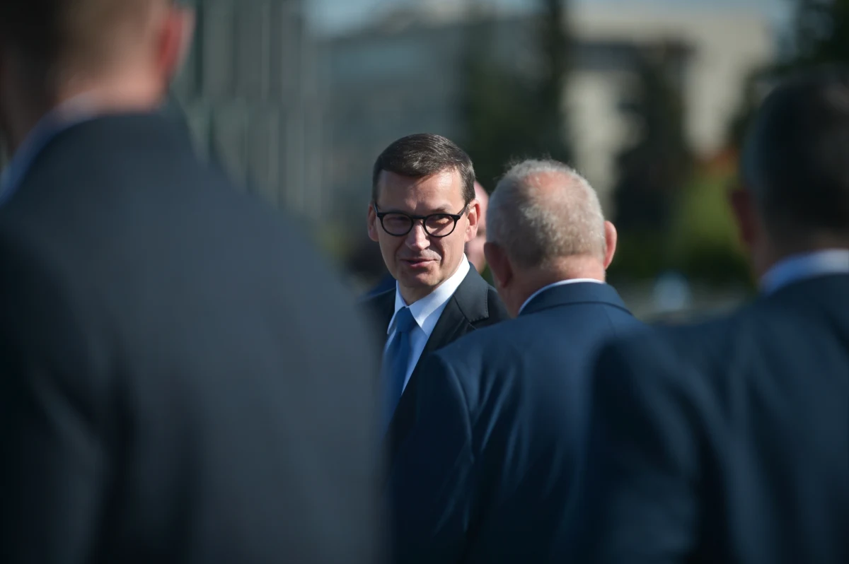 Jesteśmy na dobrej drodze, aby było wystarczająco dużo węgla. Przedłużyłem swoja decyzję dotyczącą zakupów węgla przez spółki energetyczne z końca października do końca sezonu grzewczego – powiedział premier Mateusz Morawiecki.