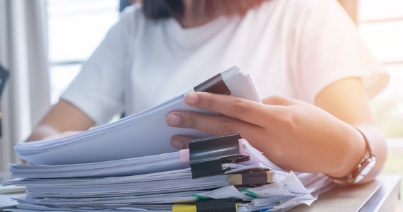 Polacy coraz częściej zostają w pracy po godzinach. Badania wykazują, że pracownicy tygodniowo wykonują średnio 5 h 48 minut dodatkowej pracy za darmo - wynika z najnowszego raportu ADP "People at Work 2022: A Global Workforce View".
