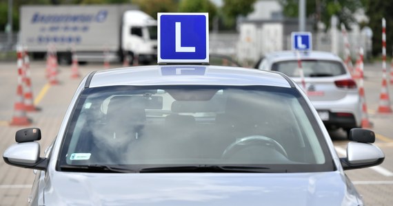 Jutro nie zakończy się protest egzaminatorów w ośrodkach ruchu drogowego, mimo że pierwotnie miał potrwać 3 dni. Egzaminy na prawo jazdy od poniedziałku są odwoływane lub opóźniane już w ponad 40 miastach.