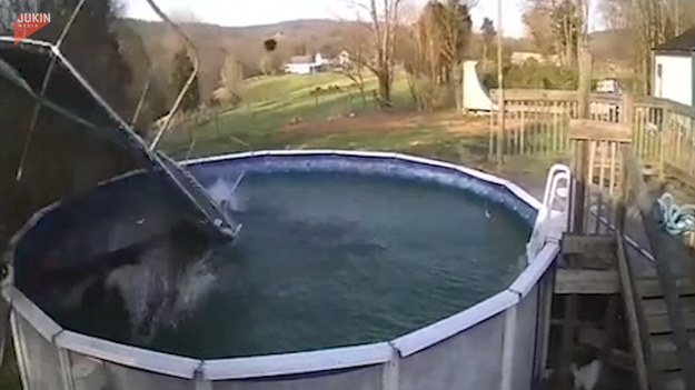 Uważajcie na przydomowe trampoliny. Tutaj na szczęście nikt nie ucierpiał, ale podczas szalejących również w Polsce wichur, warto mieć na uwadze, że ta potężna konstrukcja może wyrządzić wiele szkód nie tylko w ogrodzie, ale zagraża też zdrowiu i życiu ludzi. 