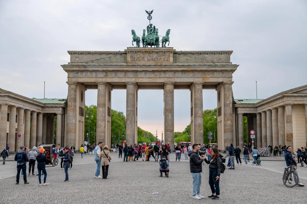 Miś Junior ma 12 centymetrów wzrostu i jasnobrązowe futro. Kosztował niecałe 10 dolarów. Zaginął w lipcu w Berlinie, a właścicielka Juniora obiecuje 1000 euro nagrody dla znalazcy. "To czyni go teraz chyba najdroższym pluszakiem w Berlinie" - pisze w środę dziennik "Berliner Zeitung".