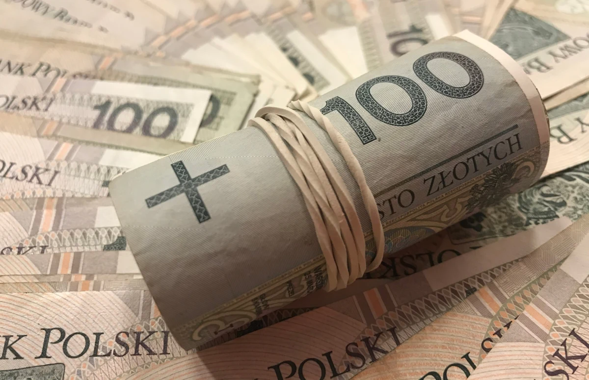 ​Przyszłoroczna waloryzacja rent i emerytur może być nawet dwucyfrowa - informuje czwartkowy "Fakt". Dodając, że seniorów czeka rekordowa podwyżka.