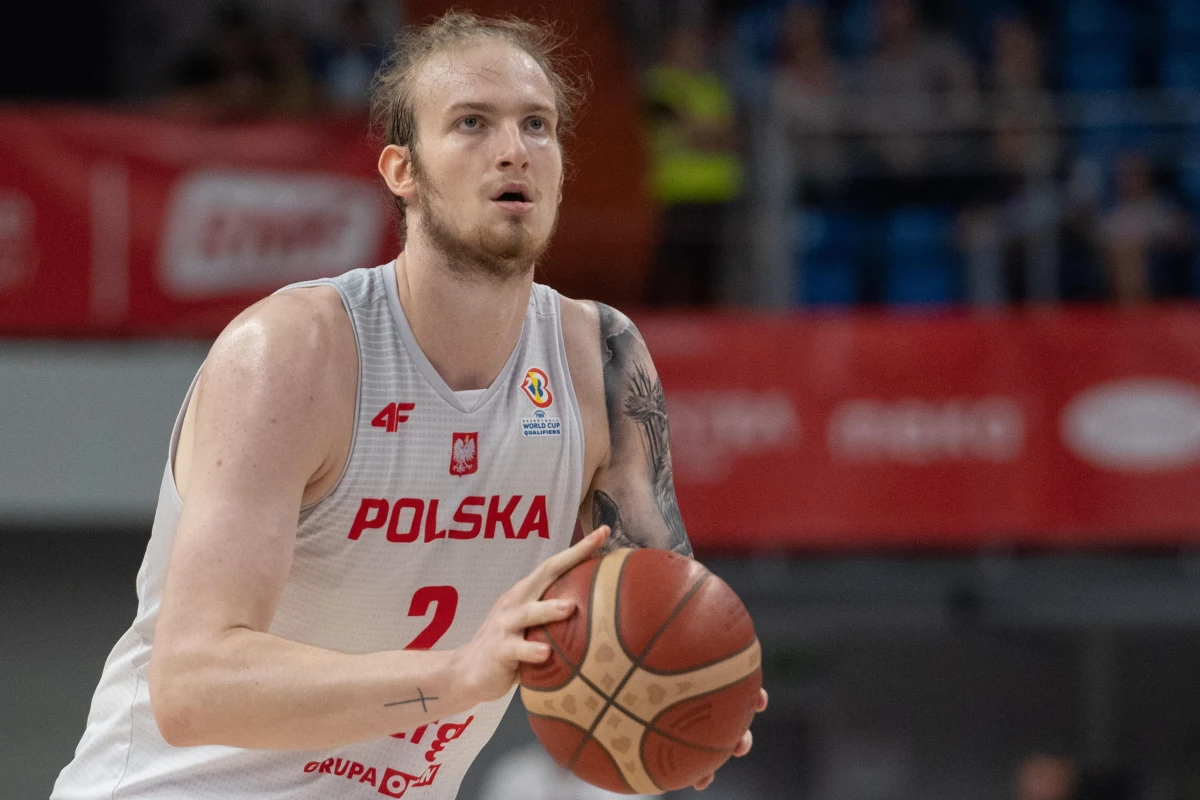 W czerwcu próbował zainteresować sobą kluby NBA, a później przyjechał na zgrupowanie reprezentacji. Jak przyznaje, nie dał jej tyle, ile oczekiwał. Koszykarz Aleksander Balcerowski w wakacje postanowił solidnie popracować nad formą i jego obecną dyspozycję chwali trener reprezentacji Igor Milicić. W rozmowie z RMF FM Balcerowski opowiedział o tym, jak pracował w ostatnich tygodniach i jakie jest nastawienie w koszykarskiej kadrze przed czekającymi ją wyzwaniami.