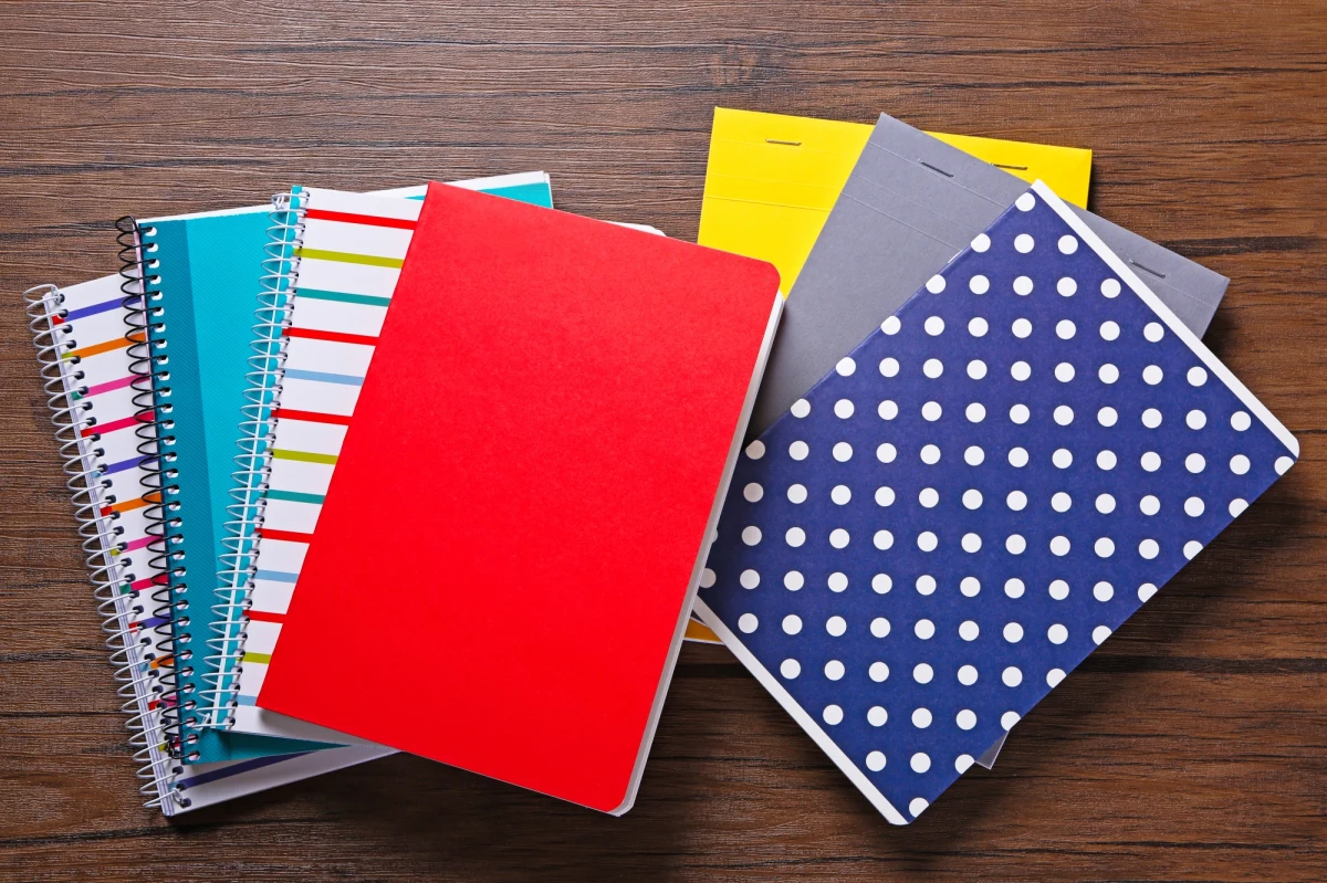 Ponad 6 zł za 60-kartkowy zeszyt do matematyki albo geografii - takie ceny można zauważyć w niektórych sklepach papierniczych. Na trzy tygodnie przed początkiem nowego roku szkolnego sprawdzamy, ile w tym roku będzie kosztować szkolna wyprawka.