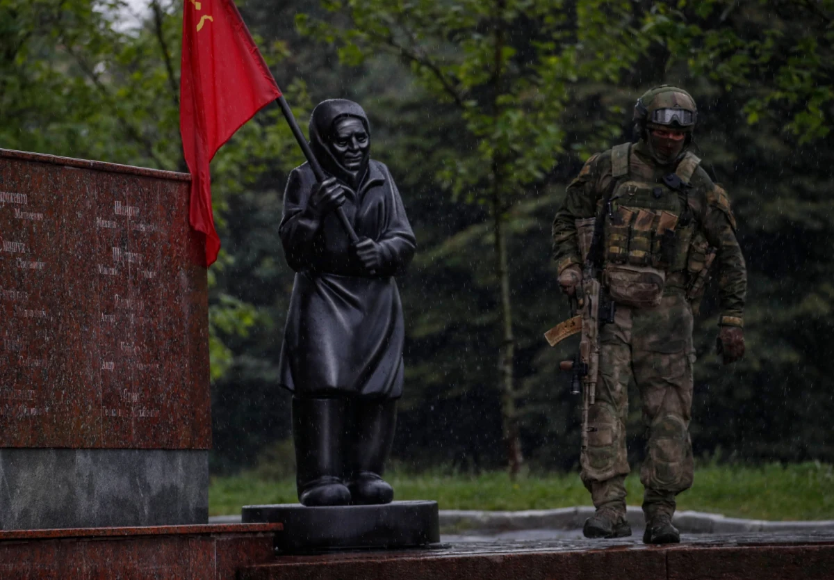 Portal The Insider dotarł do skarg, jakie trafiają do rosyjskiej prokuratury wojskowej w sprawie inwazji na Ukrainę. Wynika z nich, że poborowi - mimo zapewnień Władimira Putina -  są wysyłani na front, żołnierze migają się od służby, a rodziny otrzymują często nieprawdziwe informacje o stanie swoich bliskich. Pojawiają się także skargi obywateli rosyjskich z Doniecka i Ługańska o grabieżach, jakich dopuszczają się wojskowi.