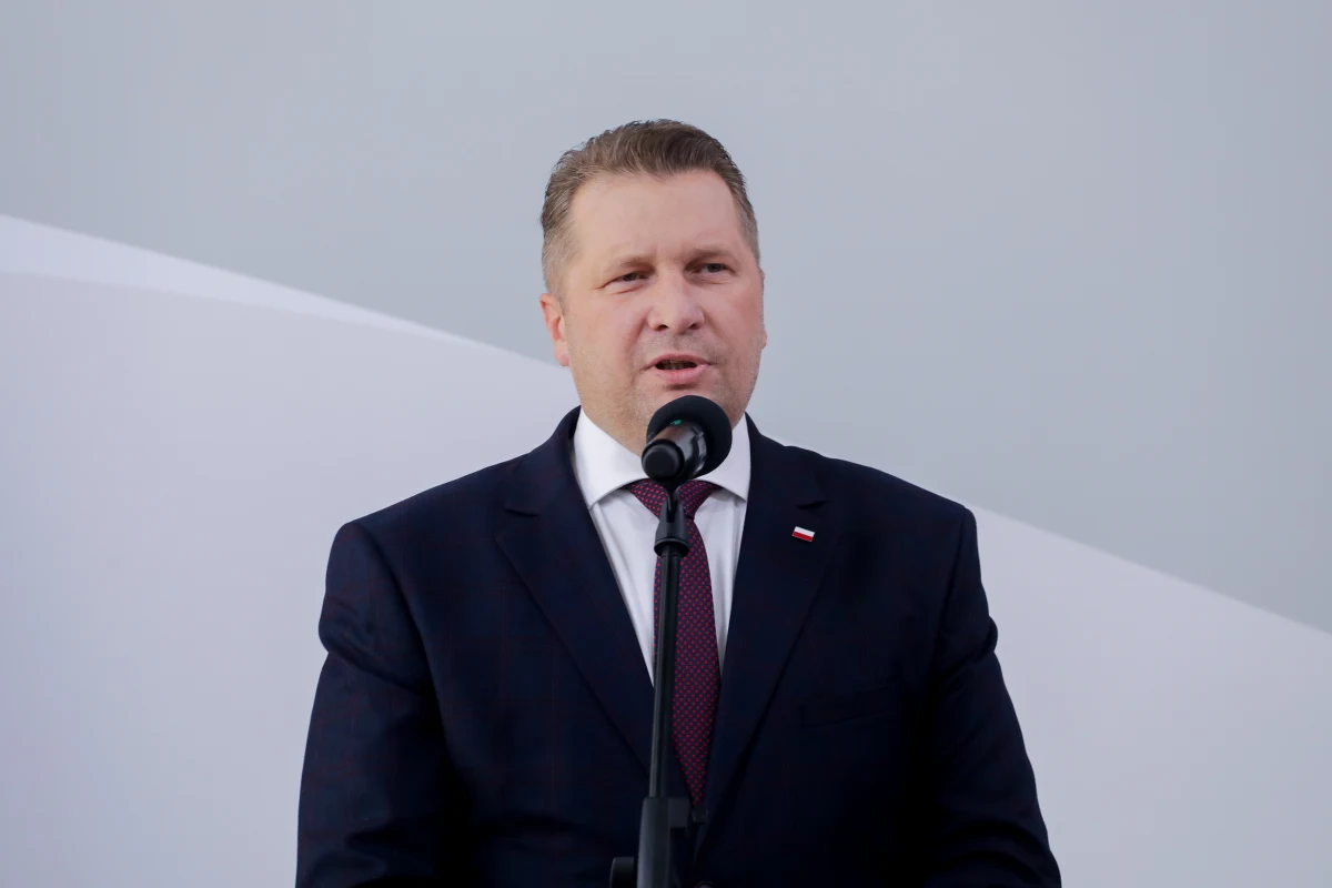 Podczas dzisiejszej konferencji prasowej w Warszawie minister edukacji i nauki Przemysław Czarnek powiedział, że w szkołach jest obecnie 13 329 wakatów na stanowiska nauczycieli. "To normalne w ruchu kadrowym o tej porze roku" - zaznaczył minister. Jego zdaniem, niedoszacowane dane liczby wakatów w szkołach wynikają z niewprowadzania danych do systemu przez dyrektorów.