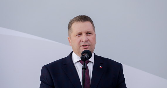 Podczas dzisiejszej konferencji prasowej w Warszawie minister edukacji i nauki Przemysław Czarnek powiedział, że w szkołach jest obecnie 13 329 wakatów na stanowiska nauczycieli. "To normalne w ruchu kadrowym o tej porze roku" - zaznaczył minister. Jego zdaniem, niedoszacowane dane liczby wakatów w szkołach wynikają z niewprowadzania danych do systemu przez dyrektorów.