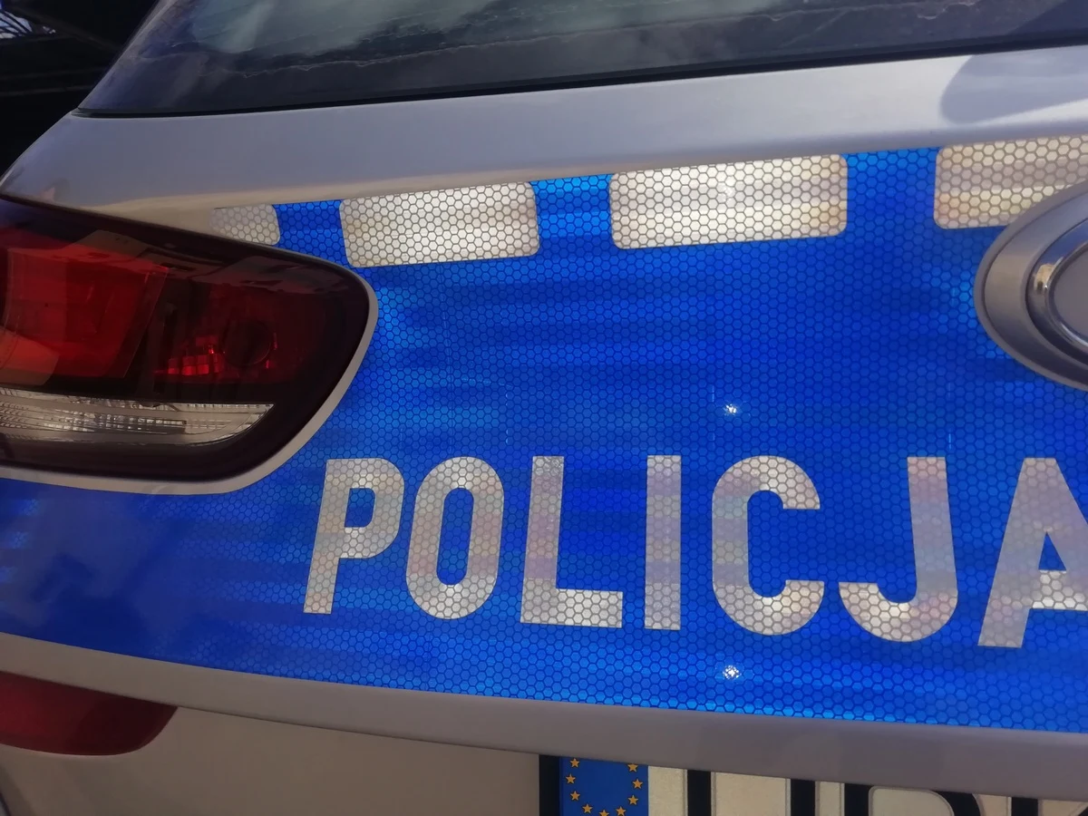 Policjanci poszukują kierowcy, który w nocy na gdańskiej Żabiance, uciekając przed patrolem spowodował wypadek. A w aucie, które rozbił, zostawił pasażerów. Jedna z tych osób została ranna. 