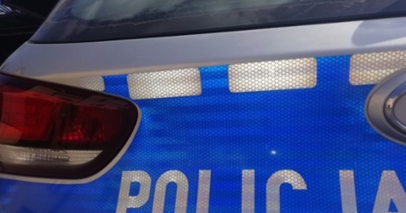 Policjanci poszukują kierowcy, który w nocy na gdańskiej Żabiance, uciekając przed patrolem spowodował wypadek. A w aucie, które rozbił, zostawił pasażerów. Jedna z tych osób została ranna. 