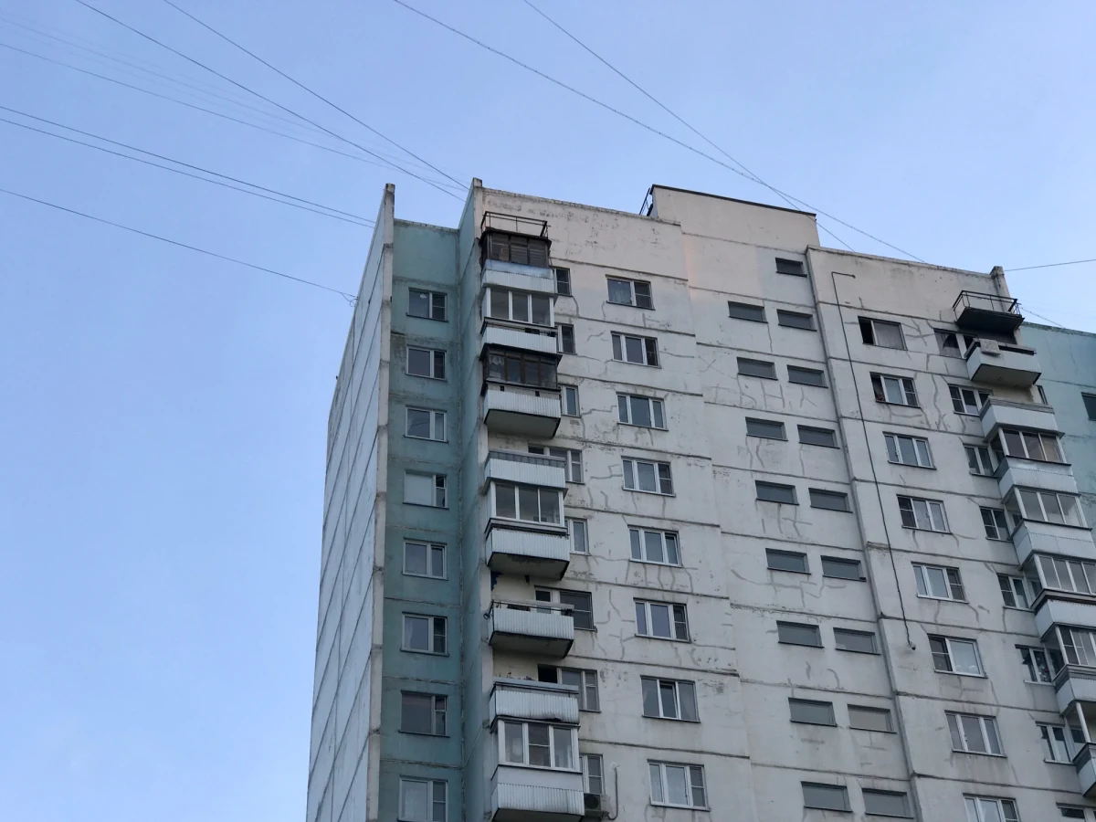 Przed Sądem Rejonowym w Koszalinie zapadł wyrok dotyczący śmierci dwojga dzieci, które wypadły z okna. Ich matka, 28-letnia Joanna W., została skazana na rok bezwzględnego pozbawienia wolności.