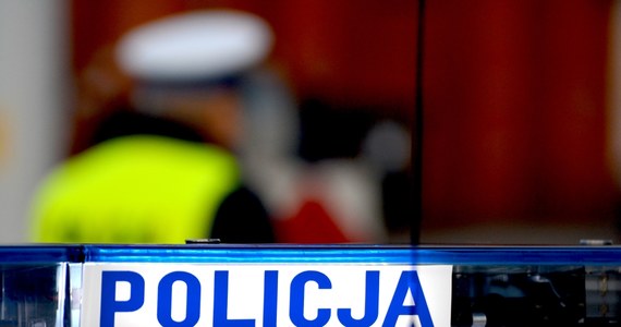 Policja wyjaśnia okoliczności groźnie wyglądającego zdarzenia na trasie S7 koło Olsztynka, gdzie kierujący seatem z trzyosobową rodziną uderzył w barierki. Właściciel rozbitego auta poinformował, że wpadł w poślizg, bo kierowca volkswagena zajechał mu złośliwie drogę i przyhamował. Zobacz dramatyczne nagranie z miejsca zdarzenia.