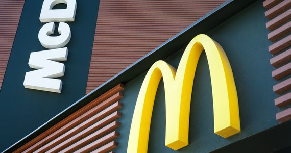 Sieć restauracji McDonald’s wznowi swoją działalność w Ukrainie. Tę wiadomość przekazał ukraiński minister spraw zagranicznych Dmytro Kułeba.