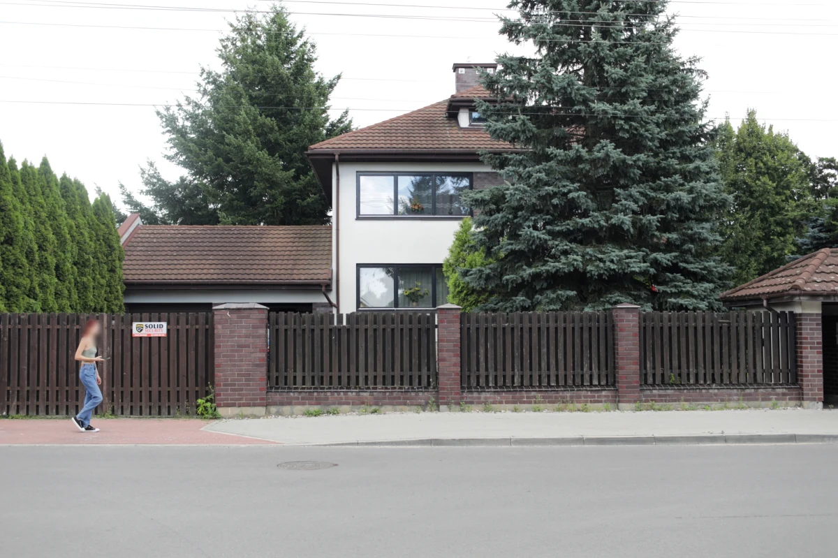 W czwartek popołudniu zakończyły się sekcje zwłok małżeństwa, których ciała w znaleziono w domu jednorodzinnym w Kiełpinie (gm. Łomianki) . Na obecnym etapie prokuratura nie przekazuje informacji dotyczących wstępnych wyników sekcji - przekazała rzeczniczka Prokuratury Okręgowej w Warszawie Aleksandra Skrzyniarz.