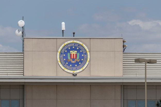 Mężczyzna zaatakował siedzibę FBI. Strzelał z gwoździarki