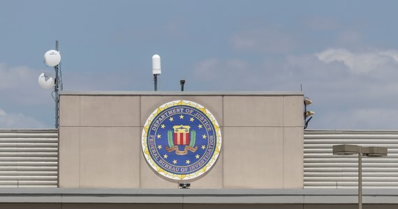 Uzbrojony i ubrany w kamizelkę kuloodporną mężczyzna zaatakował w czwartek siedzibę FBI w Cincinnati w stanie Ohio. Napastnik miał oddać strzały z gwoździarki, ale miał też ze sobą karabin szturmowy - podała telewizja NBC News.