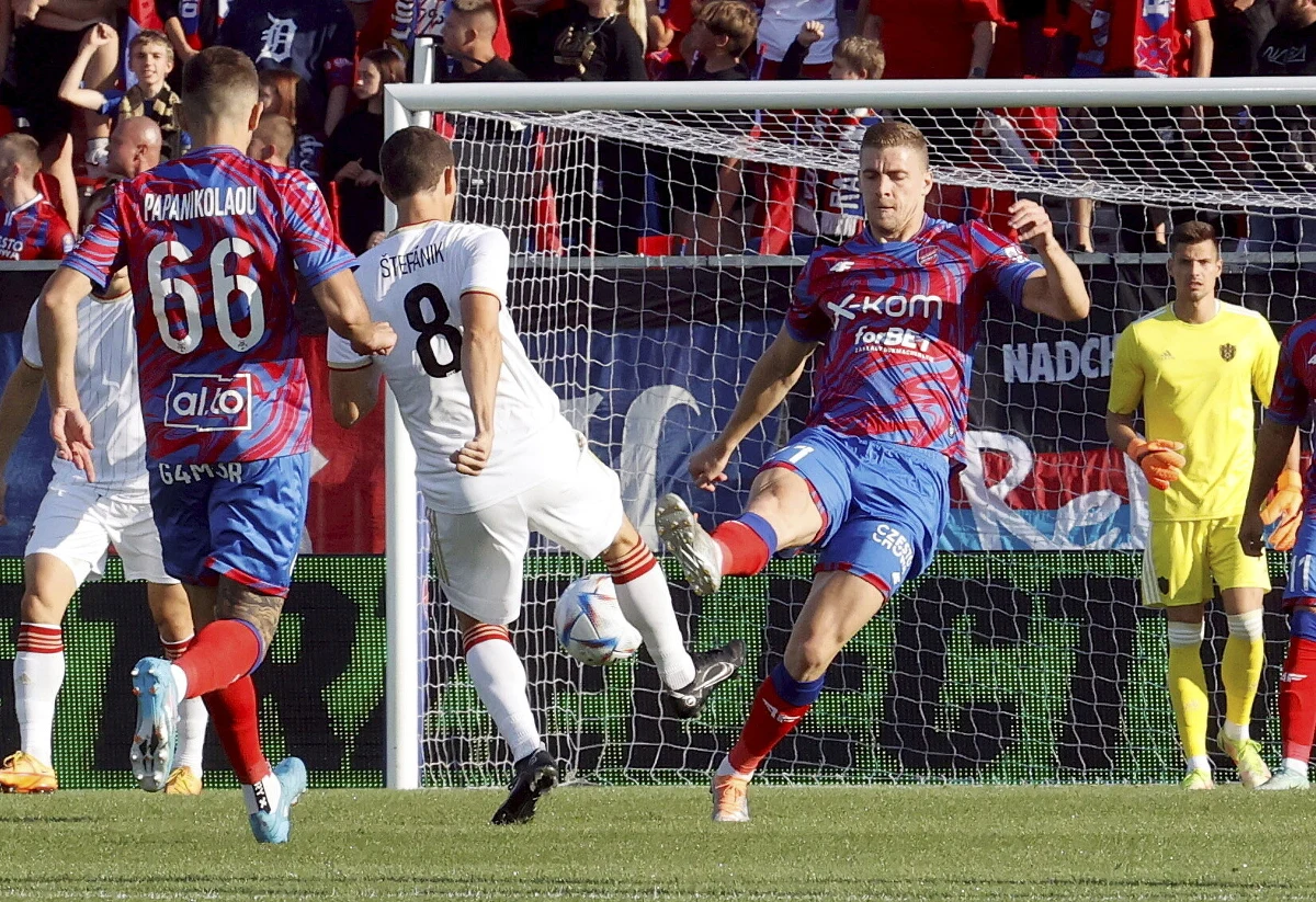 Piłkarze Rakowa Częstochowa awansowali do 4., ostatniej rundy eliminacji Ligi Konferencji. W rewanżowym meczu 3. rundy pokonali na własnym stadionie Spartaka Trnawa 1:0 (0:0). Pierwsze spotkanie na Słowacji wygrali 2:0. Kolejnym rywalem wicemistrza Polski będzie Slavia Praga.