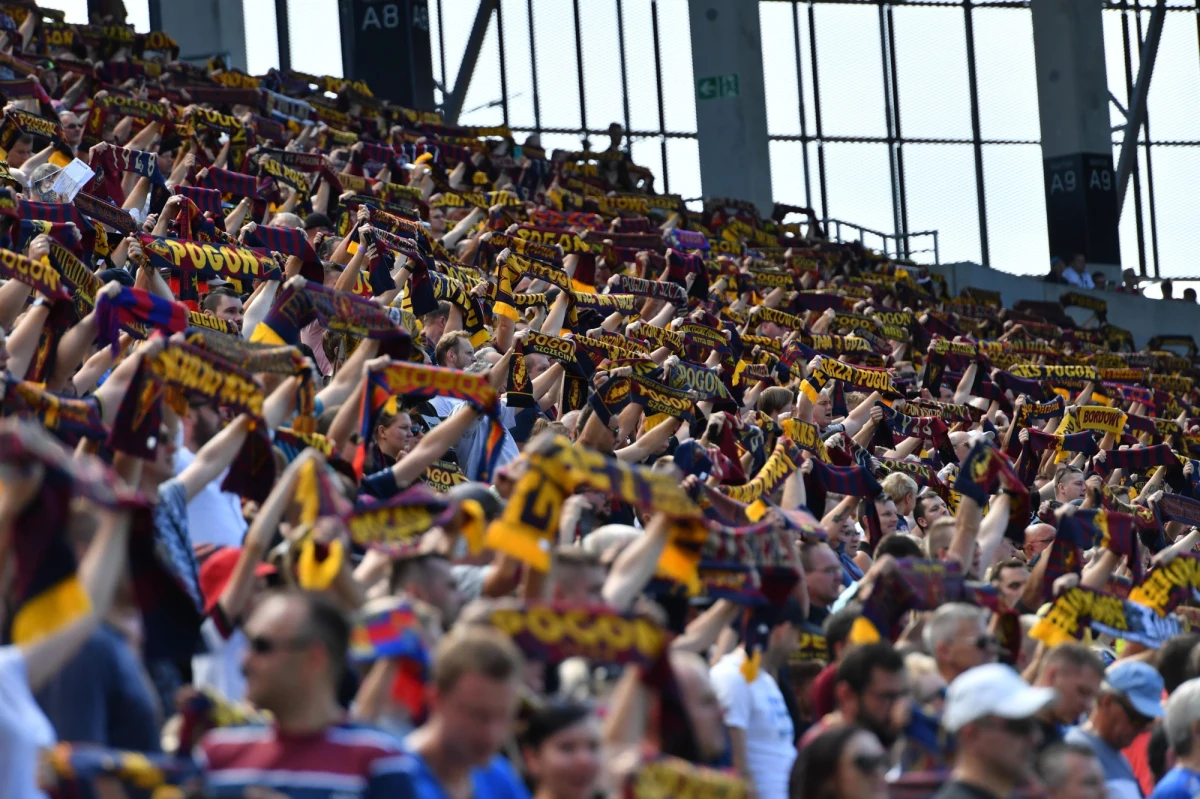 Europejska Unia Piłkarska (UEFA) nałożyła na Pogoń kary finansowe w łącznej wysokości 97,5 tys. euro za niewłaściwe zachowanie kibiców podczas meczów u siebie i na wyjeździe z duńskim Broendby IF w eliminacjach Ligi Konferencji - poinformował w czwartek szczeciński klub.