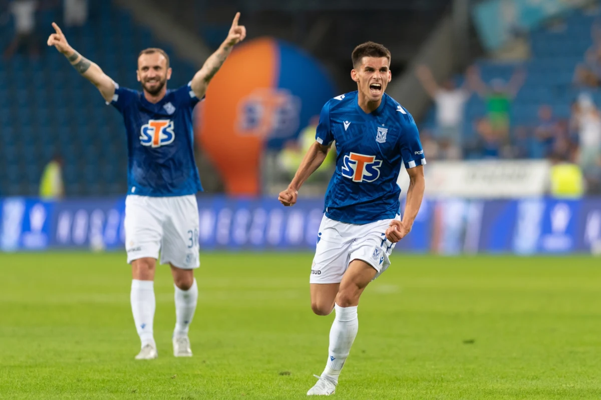 Piłkarze Lecha awansowali do czwartej, ostatniej rundy kwalifikacyjnej Ligi Konferencji. W rewanżowym meczu trzeciej rundy pokonali po dogrywce Vikingur Reykjavik 4:1 (2:1, 2:0). Pierwsze spotkanie mistrz Islandii wygrał na swoim stadionie 1:0.