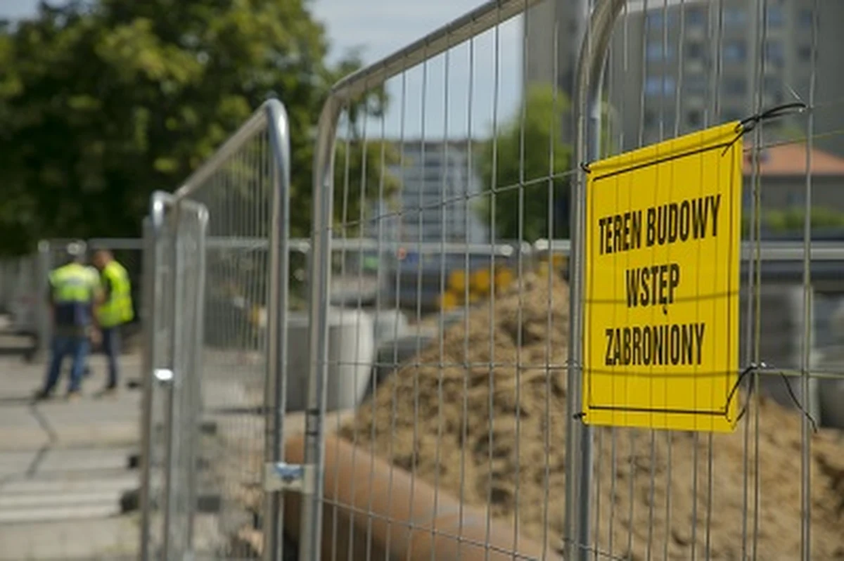 W przedłużony weekend sierpniowy tramwajarze będą remontowali tory na rondzie Zgrupowania AK "Radosław" i ul. Broniewskiego. To oznacza zmiany w ruchu i kursowaniu komunikacji miejskiej. Zawieszone zostaną linie 27 i 28 - poinformował stołeczny ratusz.