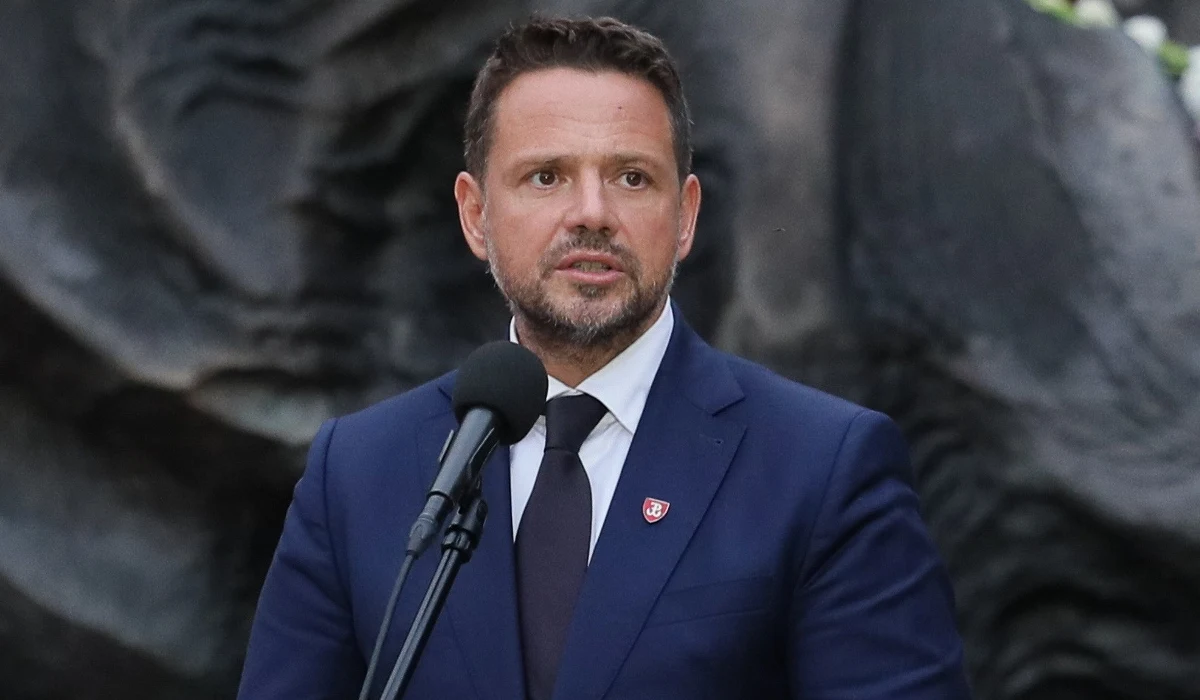 Analizujemy sytuację, nie chcielibyśmy podwyżek, natomiast być może jakaś racjonalizacja będzie konieczna - mówi w wywiadzie dla weekendowego "Dziennika Gazety Prawnej" prezydent Warszawy, wiceszef PO Rafał Trzaskowski, pytany o podwyżki cen biletów czy opłat za wywóz śmieci.