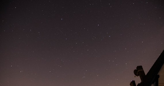 W nocy z piątku na sobotę (12 na 13 sierpnia) czeka nas tegoroczne maksimum roju meteorów Perseidy, czyli "noc spadających gwiazd". Do obserwacji meteorów nie potrzeba teleskopów ani lornetek; wystarczy nieuzbrojone oko. 