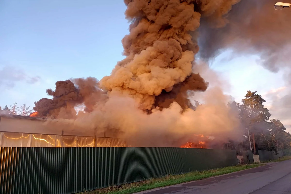 60 strażaków gasiło pożar hali magazynowo - produkcyjnej zakładu produkującego wyroby z wikliny w Rudniku nad Sanem (Podkarpacie). Informację o pożarze strażacy otrzymali w czwartek, około godziny 19.30. Na szczęście nikt nie został ranny.