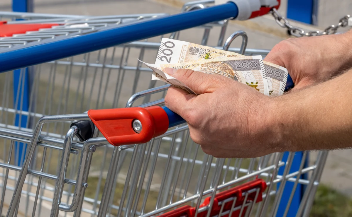 Ceny towarów i usług konsumpcyjnych w lipcu były wyższe o 15,6 proc. niż przed rokiem – wynika z pełnych danych Głównego Urzędu Statystycznego. Wcześniej tzw. szybki szacunek zakładał wzrost o 15,5 proc.  