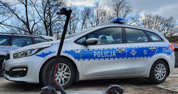 Nietrzeźwy 22-latek z Łodzi, wyjeżdżając z parkingu na hulajnodze elektrycznej, zderzył się z podróżującą takim samym pojazdem 18-latką. Kobieta trafiła do szpitala, a mężczyzna za kierowanie hulajnogą po spożyciu alkoholu, odpowie przed sądem. Grozi mu do 3 lat więzienia.