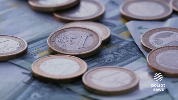 Euro obowiązuje już w 19 krajach Unii Europejskiej. Za chwilę dojdzie Chorwacja, która wprowadza wspólną walutę na początku przyszłego roku. Czy Polska także powinna zacząć myśleć o zastąpieniu złotego? Dyskusja na ten temat rozgorzała na nowo, a w czasie wakacyjnych podróży pytanie takie zwykle zadaje sobie więcej Polaków. Jakie są plusy, a jakie minuty posiadania waluty EURO? O tym w najnowszym odcinku programu "Szczerze o pieniądzach" mówi Marek Tatała, wiceprezes Fundacji Wolności Gospodarczej, a zaprasza Ernest Bodziuch.