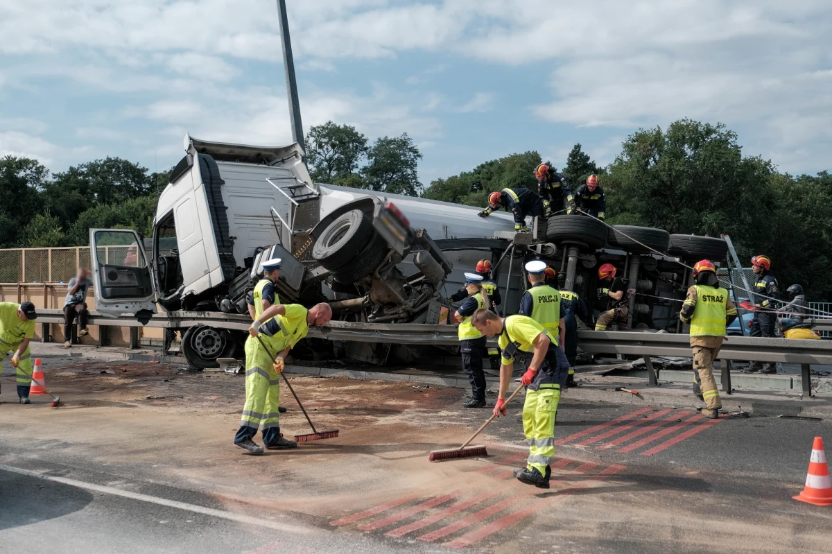 W piątek rano na al. Prymasa Tysiąclecia w Warszawie, TIR z naczepą uderzył w barierki a następnie przewrócił się. Zablokowane są po dwa pasy ruchu w stronę Dworca Zachodniego oraz trasy S8. Nikt nie ucierpiał. Są utrudnienia w ruchu, które mogą potrwać kilka godzin.

