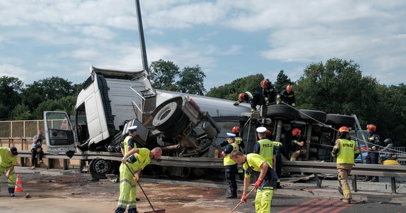 W piątek rano na al. Prymasa Tysiąclecia w Warszawie, TIR z naczepą uderzył w barierki a następnie przewrócił się. Zablokowane są po dwa pasy ruchu w stronę Dworca Zachodniego oraz trasy S8. Nikt nie ucierpiał. Są utrudnienia w ruchu, które mogą potrwać kilka godzin.

