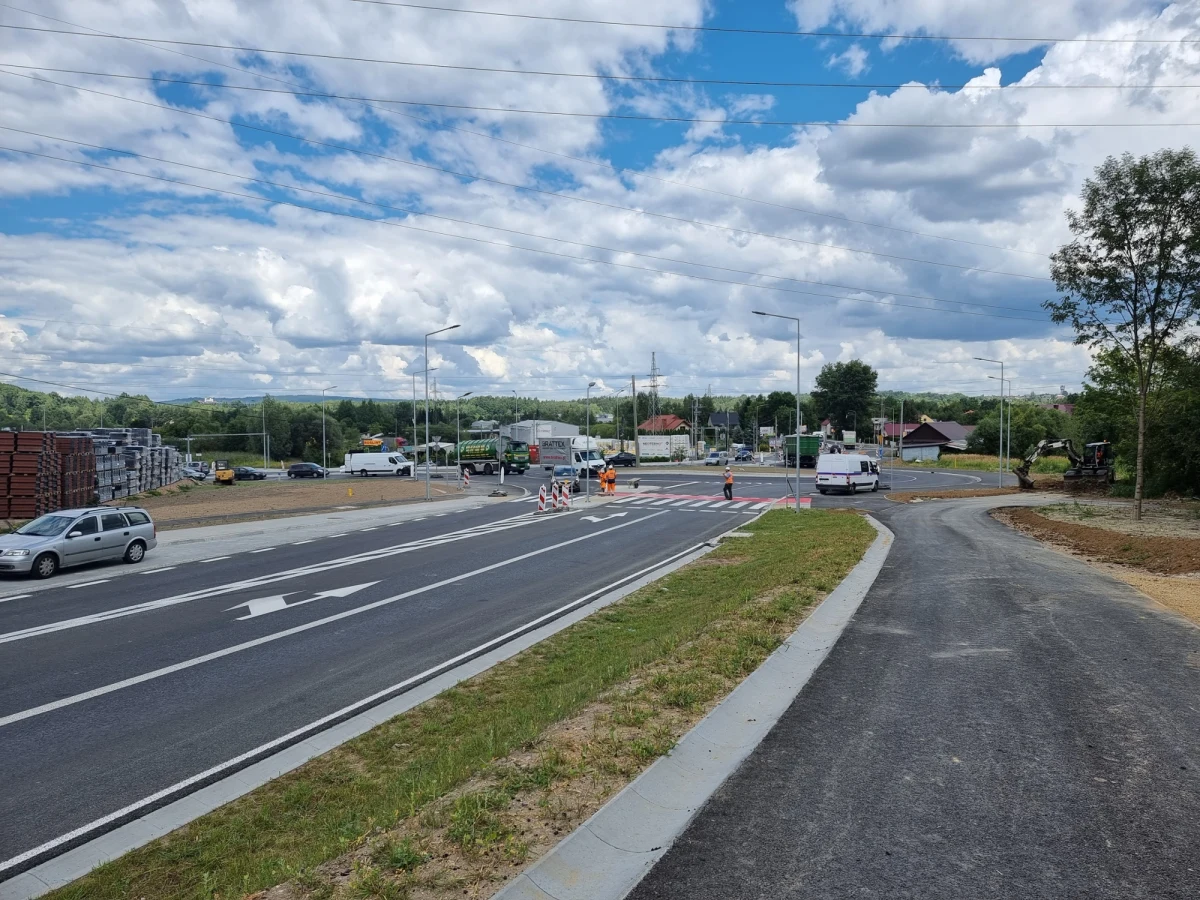 Dobra informacja dla kierowców. Dzisiaj (piątek) otwarte zostanie rondo w Skawinie. Zastąpiło ono skrzyżowanie drogi krajowej nr 44 z ulicami Krakowską w Skawinie i Skotnicką w Krakowie. 