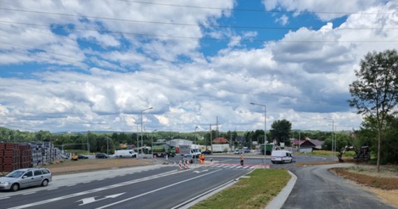 Dobra informacja dla kierowców. Dzisiaj (piątek) otwarte zostanie rondo w Skawinie. Zastąpiło ono skrzyżowanie drogi krajowej nr 44 z ulicami Krakowską w Skawinie i Skotnicką w Krakowie. 