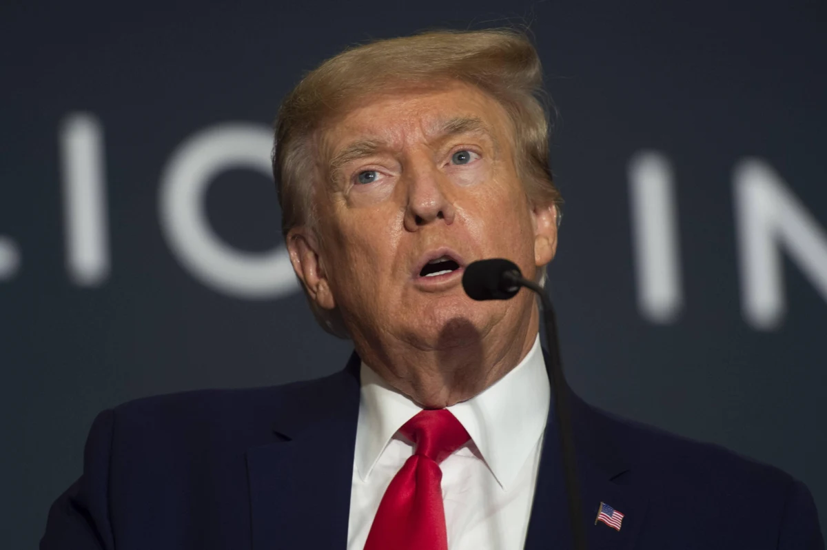 Sędzia federalny Bruce Reinholt upublicznił nakaz rewizji posiadłości Donalda Trumpa na Florydzie. Z dokumentów wynika, że Trump podejrzewany jest o złamanie ustawy o szpiegostwie, a z jego domu agenci FBI zabrali ściśle tajne dokumenty.