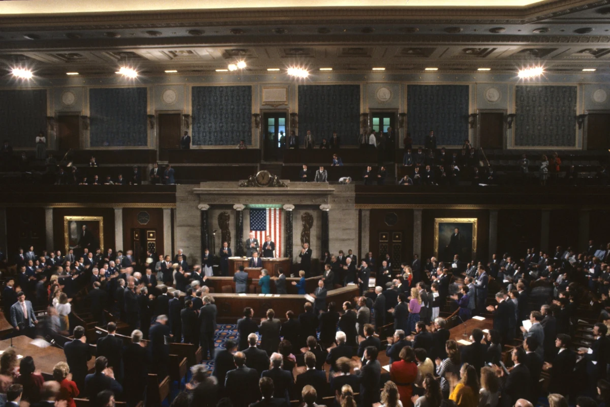 ​Izba Reprezentantów przegłosowała w piątek ustawę zakładającą inwestycje ok. 370 mld dolarów w walkę ze zmianą klimatu i zieloną transformację energetyczną. Ustawa ma pomóc w spełnieniu przez USA celów klimatycznych. Akt zakłada też m.in. ustanowienie limitu ceny insuliny.