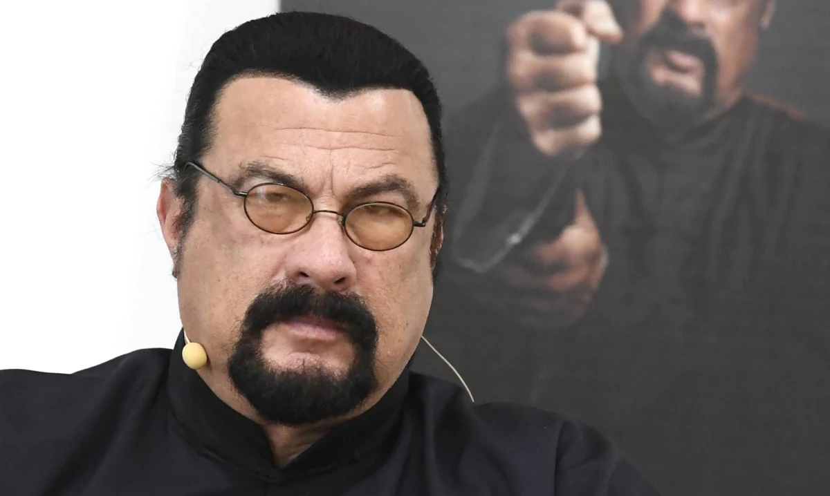 ​Steven Seagal po tym, jak pojawił się w Donbasie, postanowił wystąpić w programie rosyjskiego dziennikarza i propagandysty Władimira Sołowiowa. Gwiazdor kina akcji powiedział, że jest Rosjaninem i stwierdził, że na wschodzie Ukrainy widział "setki nazistów".