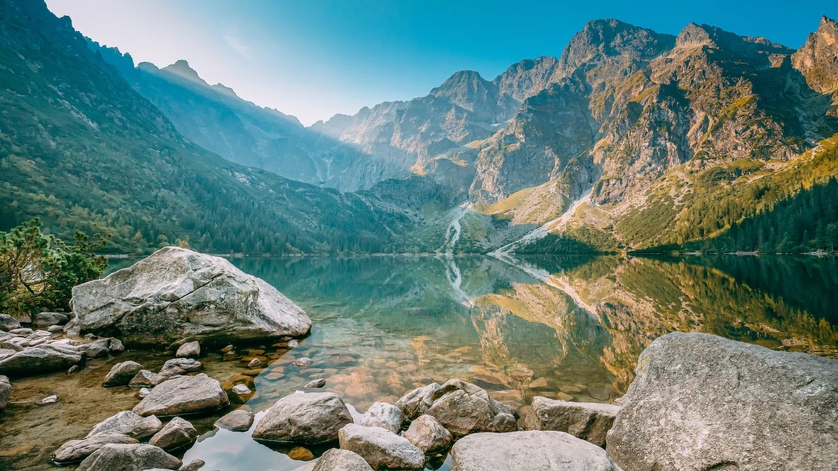 Długi sierpniowy weekend w Tatrach zapowiada się ciepło i deszczowo. Słoneczna pogoda spodziewana jest w poniedziałek do godzin południowych – przekazał Tomasz Zając z Tatrzańskiego Parku Narodowego (TPN).